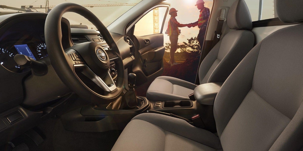 Nissan NP300 Interior1